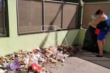 Jinámar coge la pala y la escoba/TA.